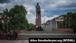 Памятник Владимиру Ленину на центральной площади Симферополя