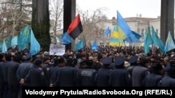 Архивное фото: митинг под зданием Верховной Рады Автономной Республики Крым, 26 февраля 2014 года