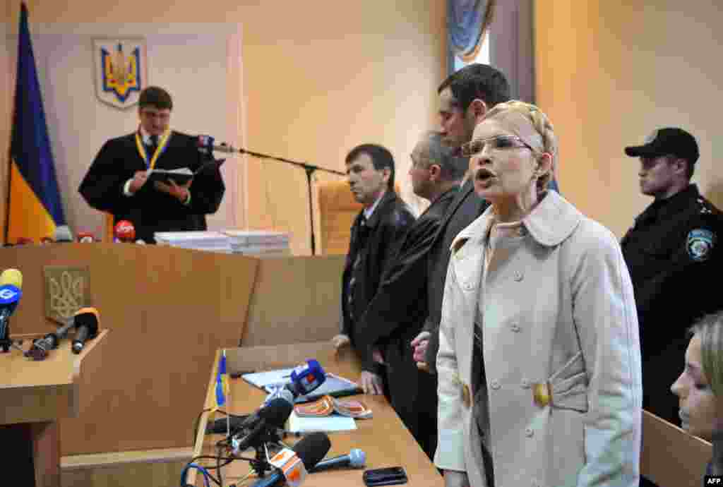 Tymoshenko özünə qarşı məhkəmə hökmü oxunarkən. Oktyabr 2011