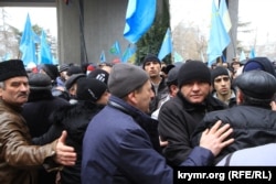 Ахтем Чийгоз стримує натиск людей на мітингу 26 лютого 2014 року, Сімферополь