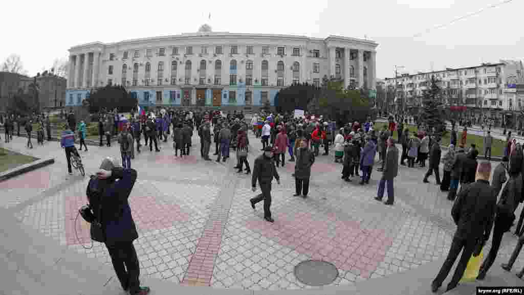 На площади Ленина вяло шел бесконечный митинг. Активисты, &laquo;народ&raquo; и &laquo;самооборона&raquo; четко соблюдали каждый свой график, регулярно сменяясь, но ни на минуту не оставляя площадь без присмотра. С утра и до вечера в каждый момент перед Совмином и Верховной Радой находились в нужном количестве представители всех митинговых &laquo;специальностей&raquo;