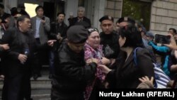 Полиция задерживает активистов, пришедших на пресс-конференцию «по земельному вопросу». Алматы, 29 апреля 2016 года