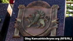 Изображение крымского герба, установленное в Симферополе в 2014 году (иллюстрационное фото)