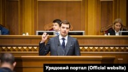 Радіо Свобода зібрало перші реакції на заяву про відставку глави уряду