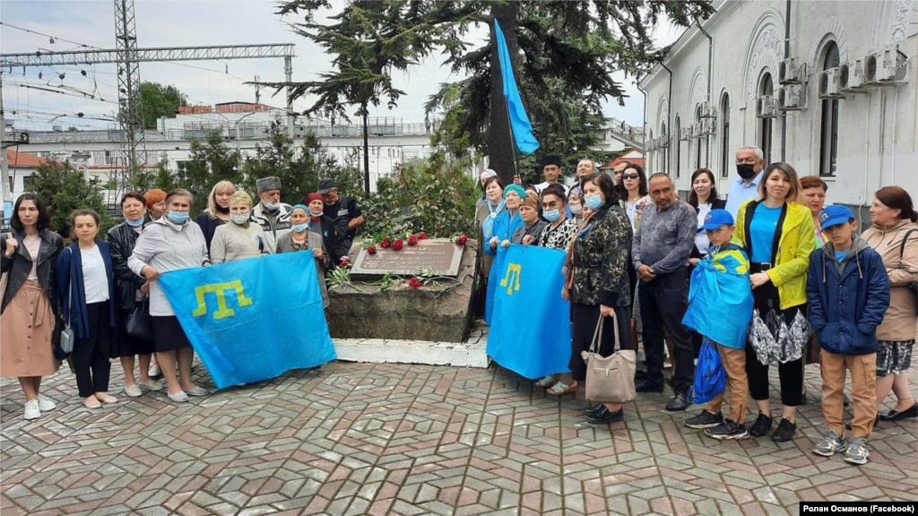 Залізнична станція &laquo;Сімферополь&raquo; (Акмесджит), біля меморіального каменя жертвам геноциду кримськотатарського народу