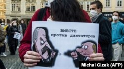 Карикатура із зображенням Олександра Лукашенка і президента Росії Володимира Путіна під час акції на підтримку лідера російської опозиції Олексія Навального у столиці Чехії. Прага, 21 квітня 2021 року