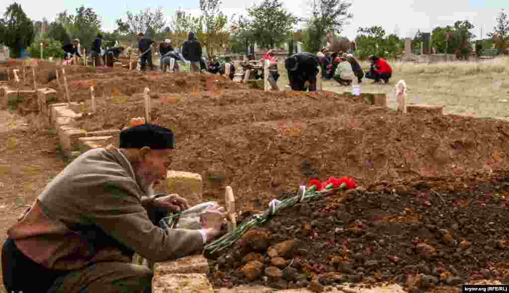 Ukraine -- Funeral krymchanina Eden Assanova found dead in an abandoned building 