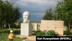 Abay qəsəbəsində Abay Kunanbayev heykəli, Qazaxıatan