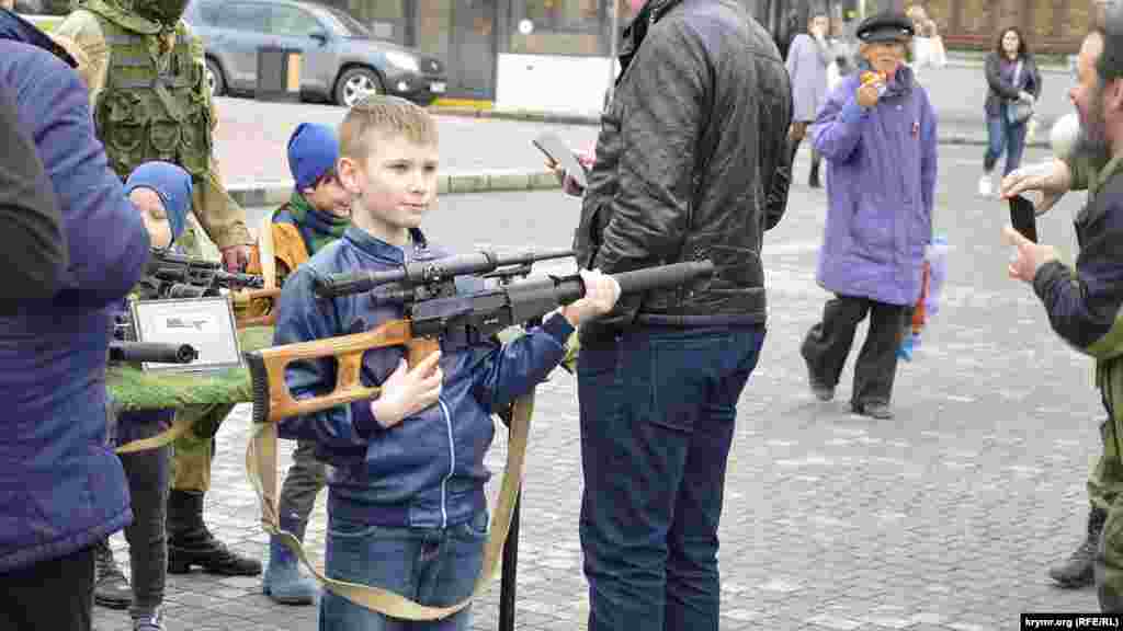 Севастопольский мальчик позирует со снайперской винтовкой