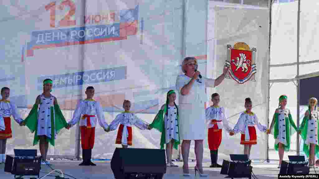 В Алушті святкова програма починається з офіційної частини. На сцені &ndash;&nbsp;глава російської адміністрації міста Галина Огнєва