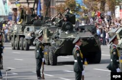 Бронетранспортеры и другая военная техника, показанные на Крещатике 24 августа 2014 года, а также некоторые участники отправились после парада на передовую в Донбасс