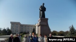 Активісти прийшли до пам'ятника Шевченку в Севастополі, 9 березня 2016 року