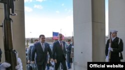 Степан Полторак з міністром оборони США Джимом Маттісом, Вашингтон, 2 лютого, 2018 року.