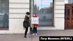 Гражданская активистка Александра Попова на пикете в поддержку фигурантов дела "Сети"