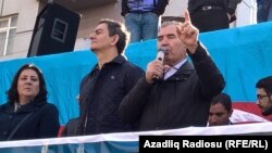 Cəmil Həsənli Milli Şuranın mitinqində çıxış edərkən