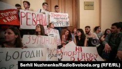 Під час акції «Ні Портнову» проти соратника президента-втікача Януковича. Студенти домоглися скасування призначення Андрія Портнова на роботу до КНУ імені Шевченка. Київ, 20 червня 2019 року