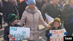 Участники митинга в Архангельске