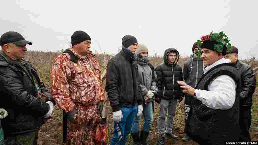 И напутствует обрезчиков перед конкурсом