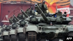 Танк T-90 на Красной площади Москвы во время подготовки к параду, 6 мая 2010 г.