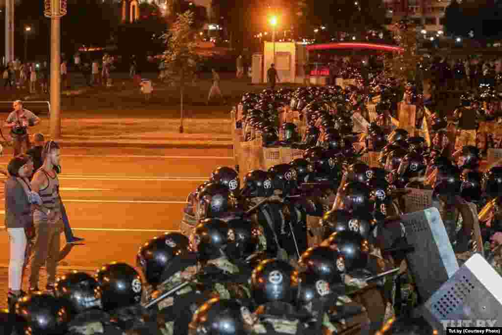 Власти еще днем начали готовиться к возможным протестам в Минске: в город была введена военная техника и дополнительные отряды ОМОНа. К закрытию участков в Минске перекрыли центральные улицы и закрыли станции метро в центре города. Также в Минске и других городах Беларуси весь день выборов &quot;глушили&quot; интернет.&nbsp; Демонстранты вечером 9 августа в Минске на проспекте Победителей