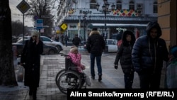 Женщина просит милостыню на улицах Симферополя. Иллюстрационное фото