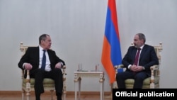 Sergey Lavrov (sol) və Nikol Paşinyan, Yerevan, 21 noyabr 2020