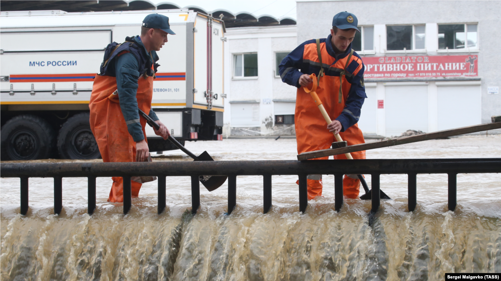 Співробітники МНС Росії у Криму звільняють шлях для стоку води в річку Мелек-Чесмі на вулиці Маршала Єременка перед стадіоном імені 50-річчя Жовтня