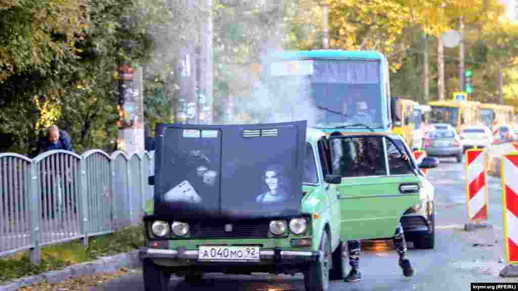 Утро на улице Севастопольской. Автомобиль неожиданно задымился. Все, кто позади, вынуждены ждать, так как в этом направлении из-за ремонта дороги разрешено движение только по одной полосе