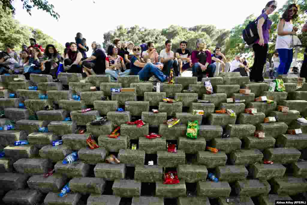 Gezi parkı ətrafında pilləvari divara qoyulmuş azuqə. Ehtiyacı olan istənilən adam kimlərinsə bura qoyduğu ərzaqı götürüb istifadə edə bilər.