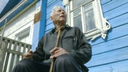 Неизвестная Россия | 93-летний ветеран 10 лет не дает канализации затопить свой дом (видео)