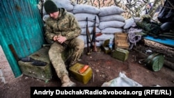 Украинский солдат заряжает оружие на позициях украинских военных под городом Золотое. Архивное фото