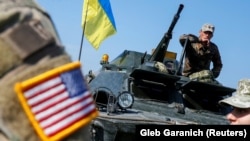 Военный инструктор армии США и украинские военнослужащие во время многонациональных учений «Rapid Trident 2019» в Международном центре миротворчества и безопасности под Львовом, 24 сентября 2019 года