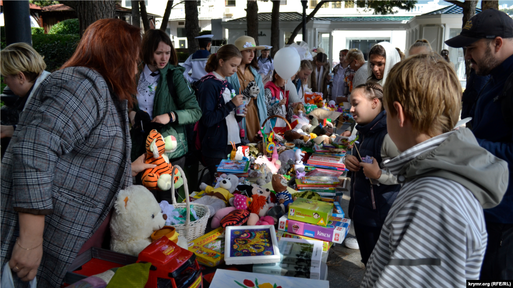 На алеї біля пам&#39;ятника &laquo;Дама з собачкою&raquo;, учні шкіл Ялти розгорнули благодійний ярмарок своїх виробів. Кошти від продажу підуть нужденним &nbsp;