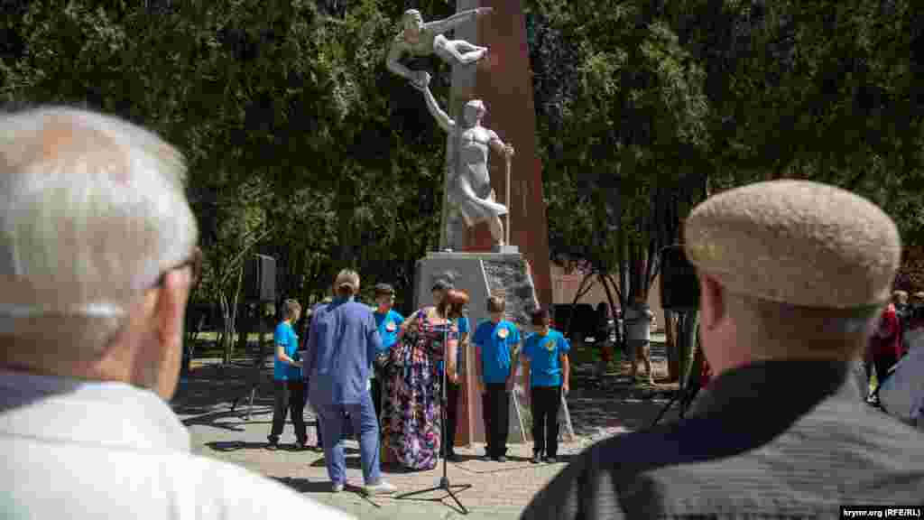 Параллельно с празднованием Дня города в Детском парке Симферополя сторонники КПРФ отметили 100-летие Комсомола СССР