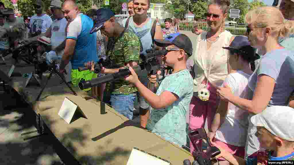 Июль 2018, Севастополь. Выставка оружия ко Дню военно-морского флота. &laquo;Пристреляться&raquo; мог любой желающий, даже ребенок