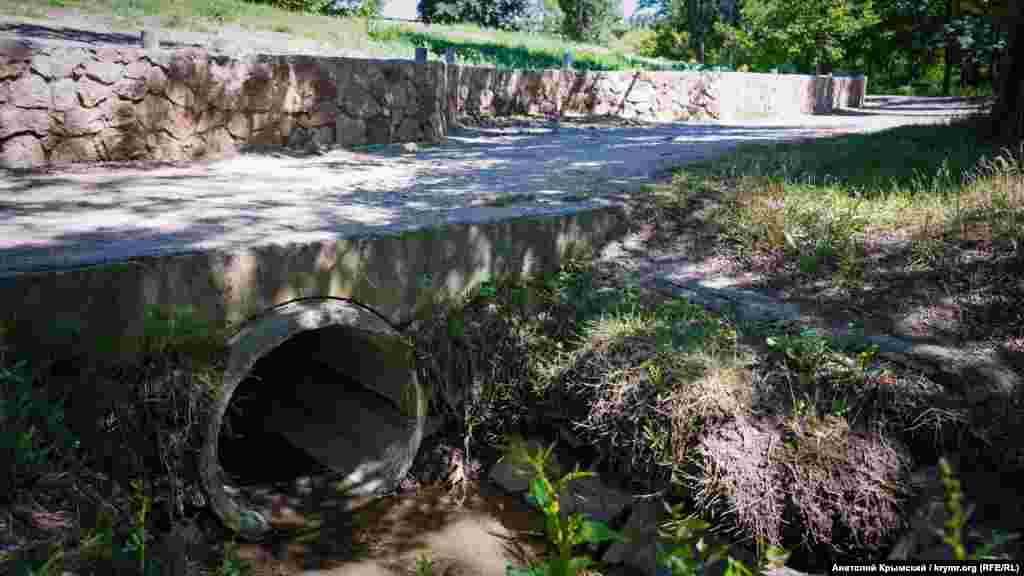 І встановили водозливну трубу, що виходить до Салгиру