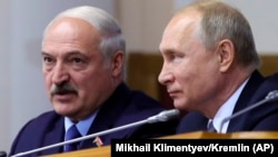 Vladimir Putin (sağda) və Alyaksandr Lukashenka ötən il Sankt Peterburqda