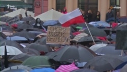 «Чорний протест» у Польщі: жінки мітингували проти заборони абортів (відео)