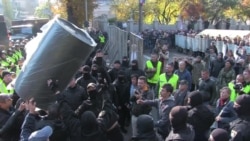 Силовики и протестующие возле Верховной Рады: момент примирения (видео)