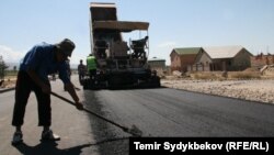 Yol tikintisi. Foto arxiv