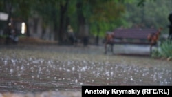 Осадки в Симферополе, архивное фото