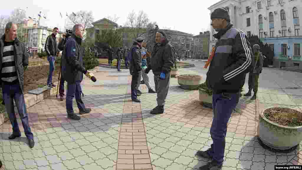 С другой стороны, нейтрализовать, запугать, сагитировать или просто взять интервью у &laquo;зеленого человечка&raquo; ни за что не даст этот &laquo;живой щит&raquo;, не подпускающий к людям в камуфляже никого ближе десяти метров. Милиции на площади с каждым днем становилось все меньше, через два-три дня исчезли последние милиционеры. Власть автоматически перешла к &laquo;самообороне&raquo;