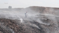 "Далаға шыға алмаймыз". Қоқыс полигоны өртеніп, тұрғындар түтін жұтып отыр