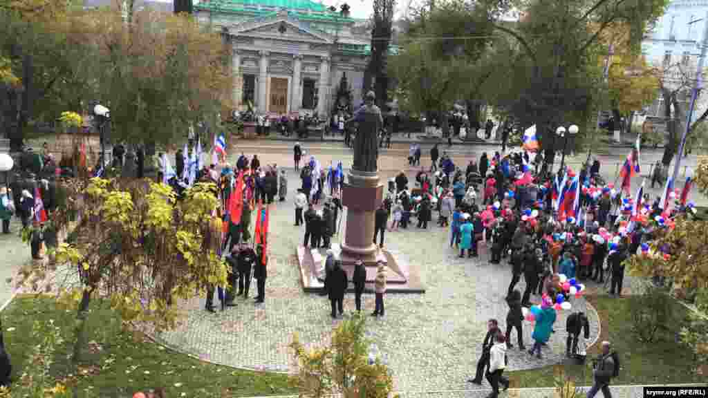 В Севастополе празднование Дня народного единства началось с возложения цветов к вечному огню&nbsp;у Мемориала героической обороны Севастополя 1941-1942 годов